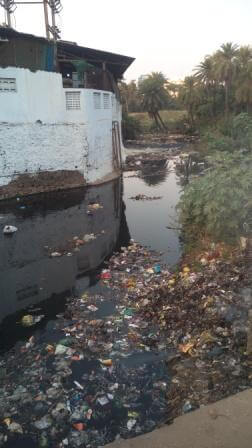 क्या कोई नेता या अधिकारी इस नाले में जाकर भी सफाई अभियान चालएगा? 1 Daman safai abhiyaan